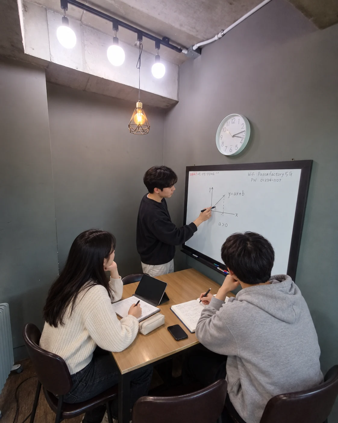 화이트보드 앞에서 함께 공부하는 소규모 그룹